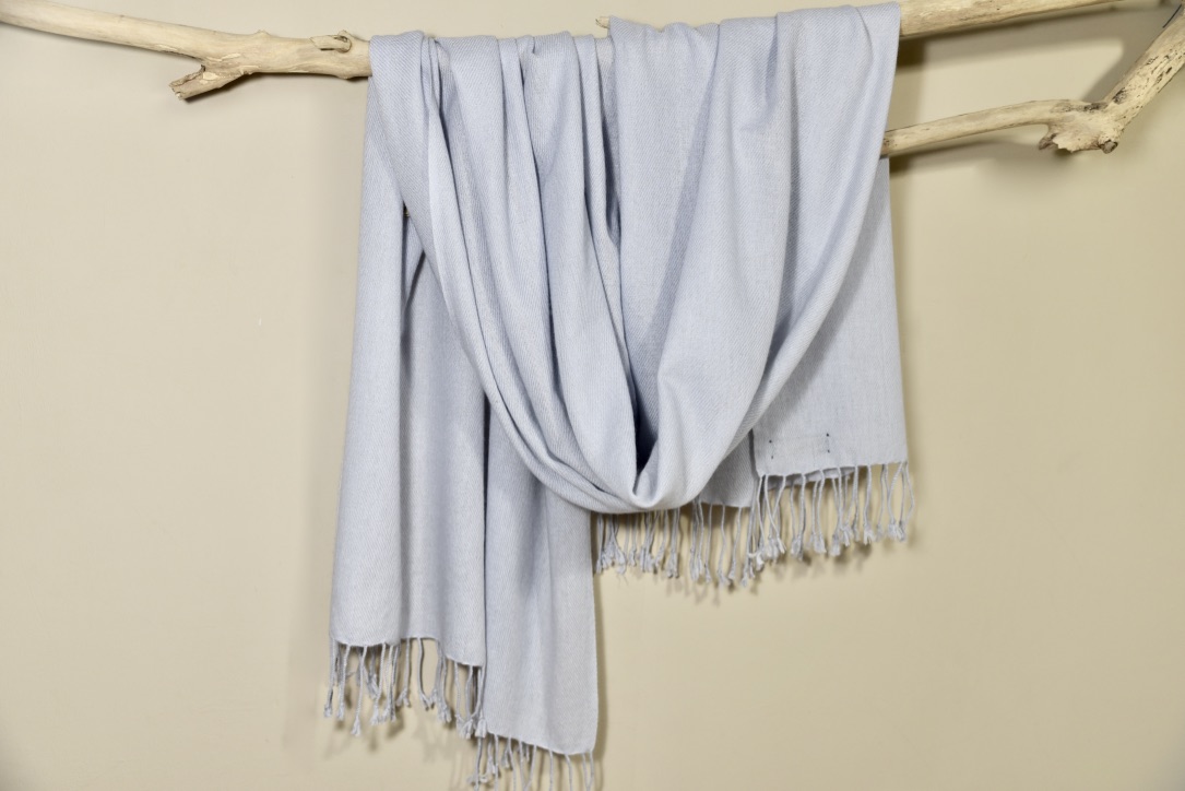 Cashmere scarf in light gray